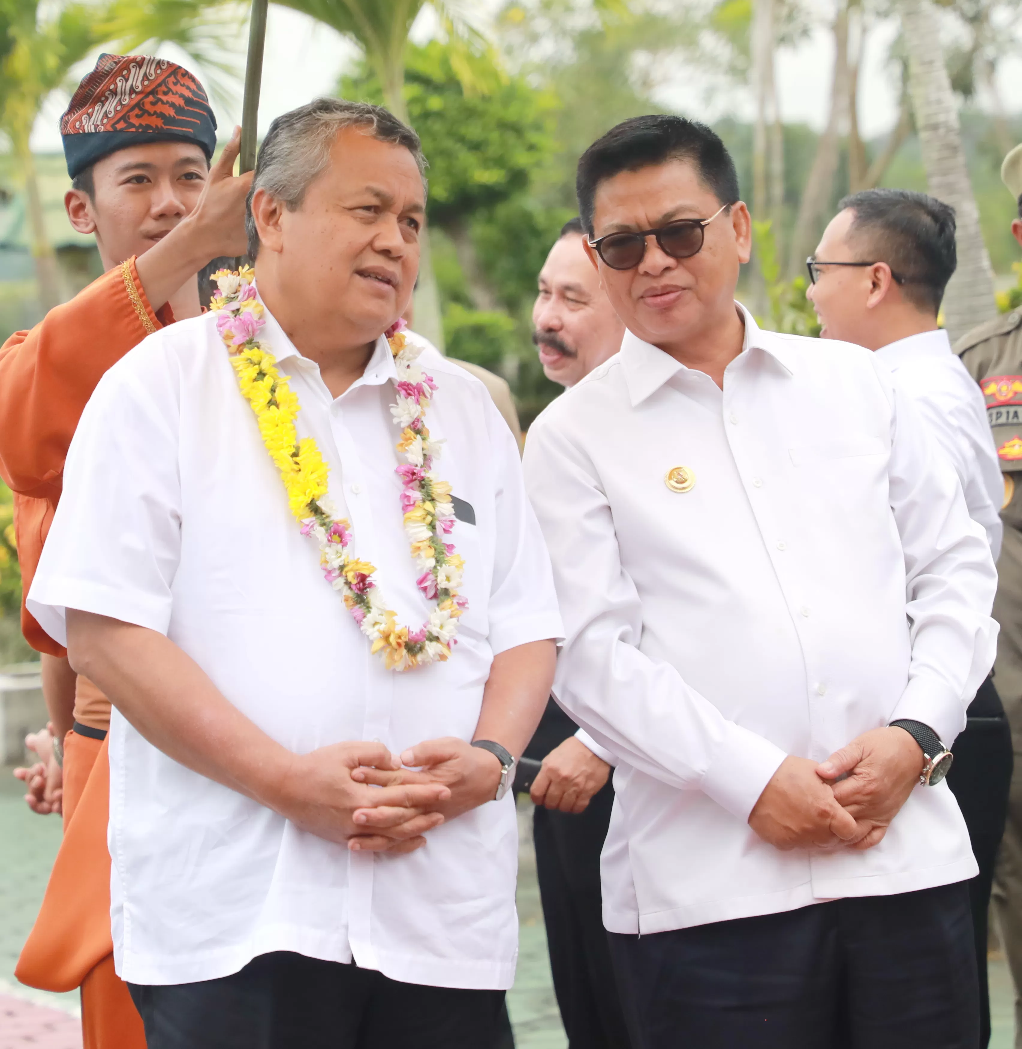 SINERGITAS : Gubernur Kaltara, Dr H Irianto Lambrie saat menjemput Gubernur BI Perry Warjiyo di Bandara Juwata Tarakan, Jumat (14/2).