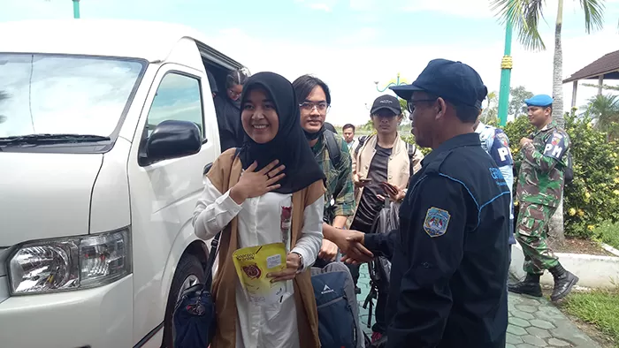 SAMBUT WARGA KALTARA: Kepala Dinkes Tarakan Usman (kanan) menjemput kedatangan mahasiswa Kalimantan Utara di Bandara Juwata Tarakan, Minggu (16/2).