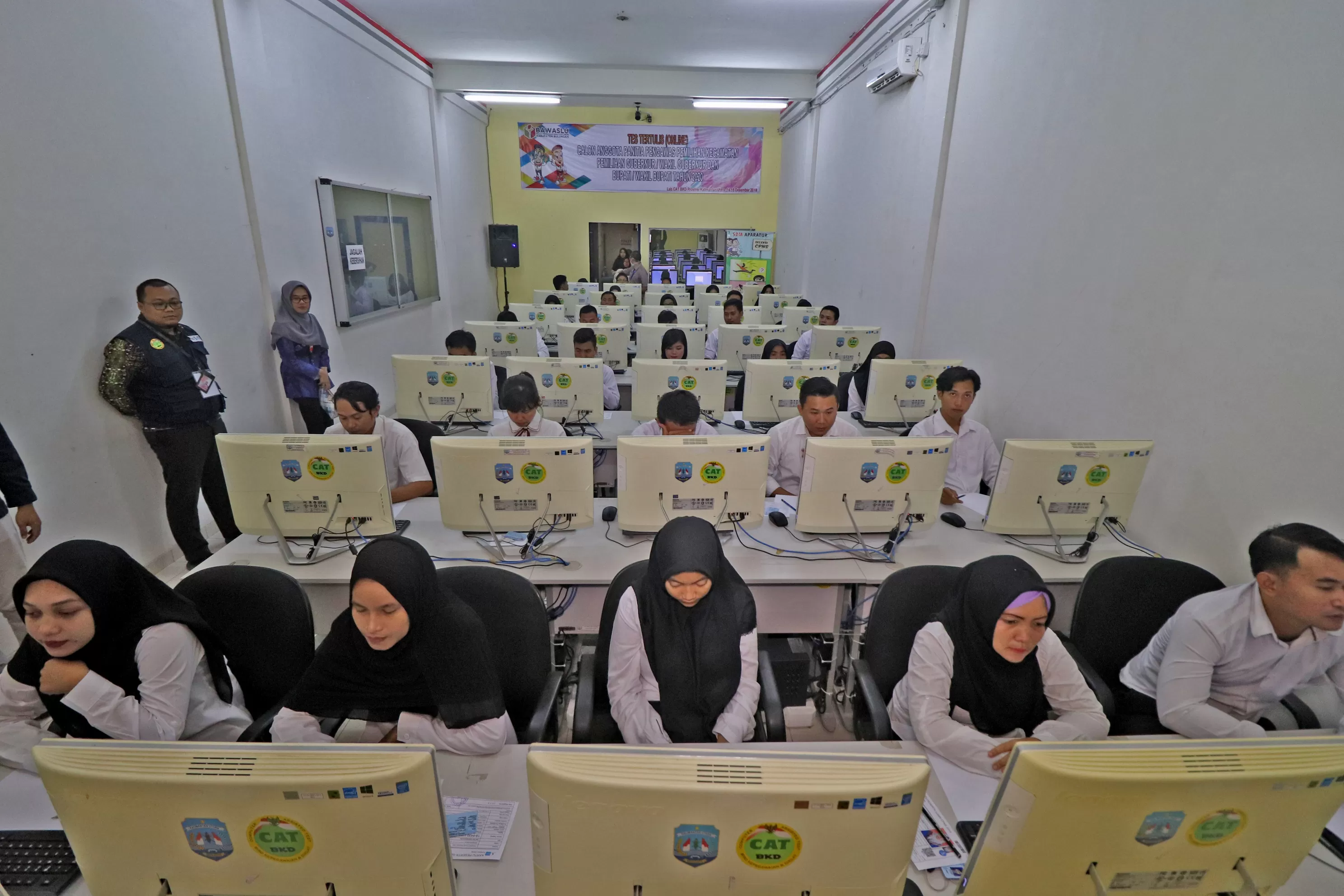 COBA KEBERUNTUNGAN: Peserta CPNS saat mengikuti tes SKD yang dilaksanakan di Laboratorium CAT di Jalan Durian, Tanjung Selor, belum lama ini.