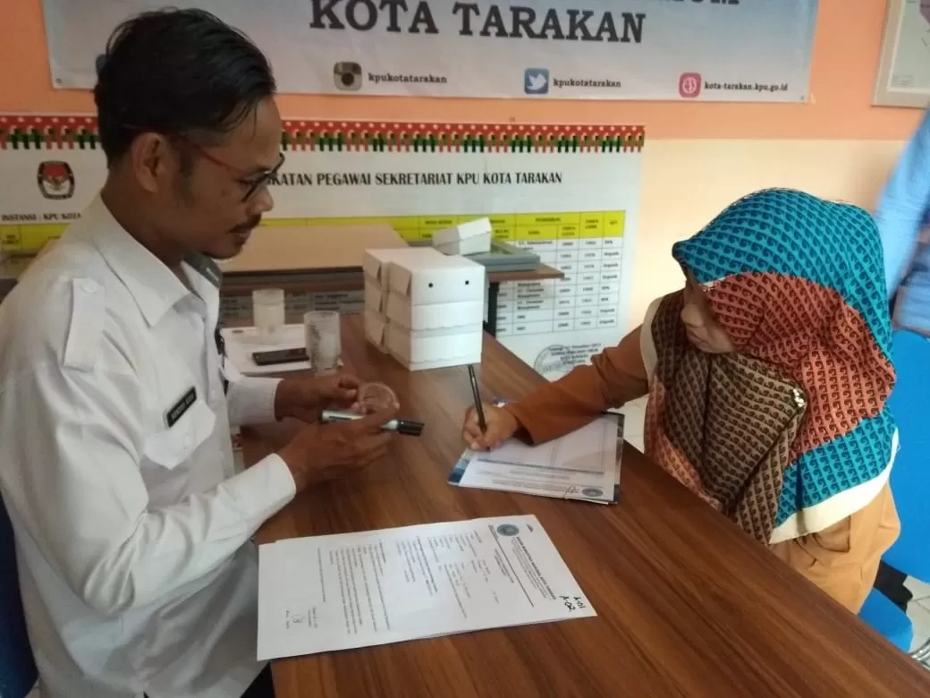 TES URINE: Calon anggota Panitia Pemilihan Kecamatan (PPK) didata sebelum melakukan tes urine, Selasa (18/2).