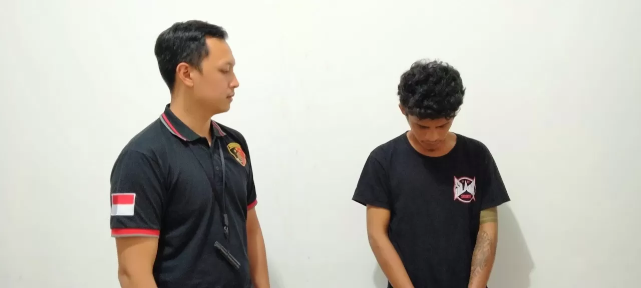 UU ITE: Pelaku berinisial YP (kanan) saat diinterogasi Kaur Bin Ops Satreskrim Polres Tarakan, Iptu Muhammad Aldi, Rabu (19/2).