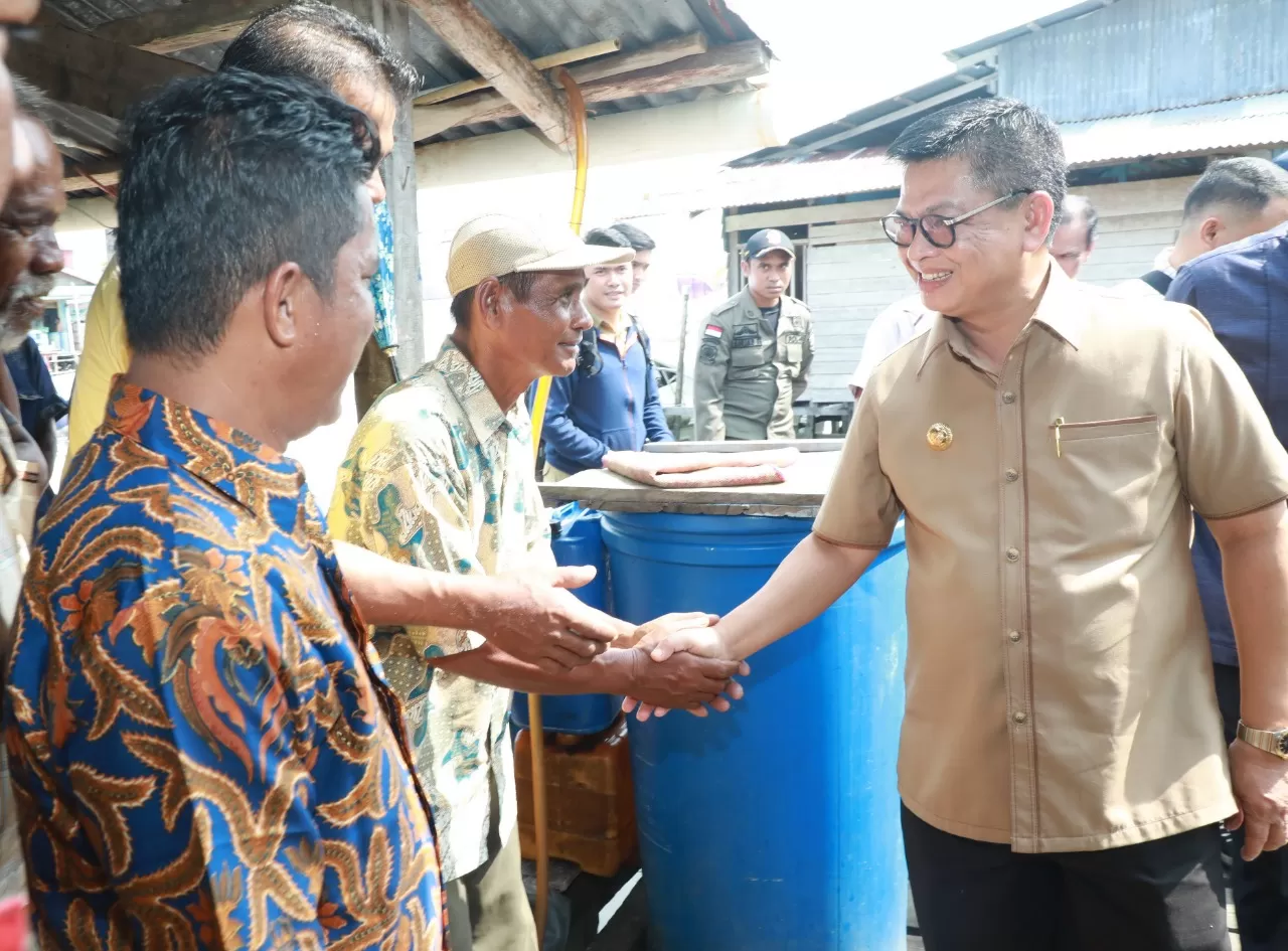DUKUNG PRIORITAS NASIONAL: Gubernur Kaltara Dr H Irianto Lambrie saat kunjungan kerja di Desa Tias, Tanjung Buka, belum lama ini.