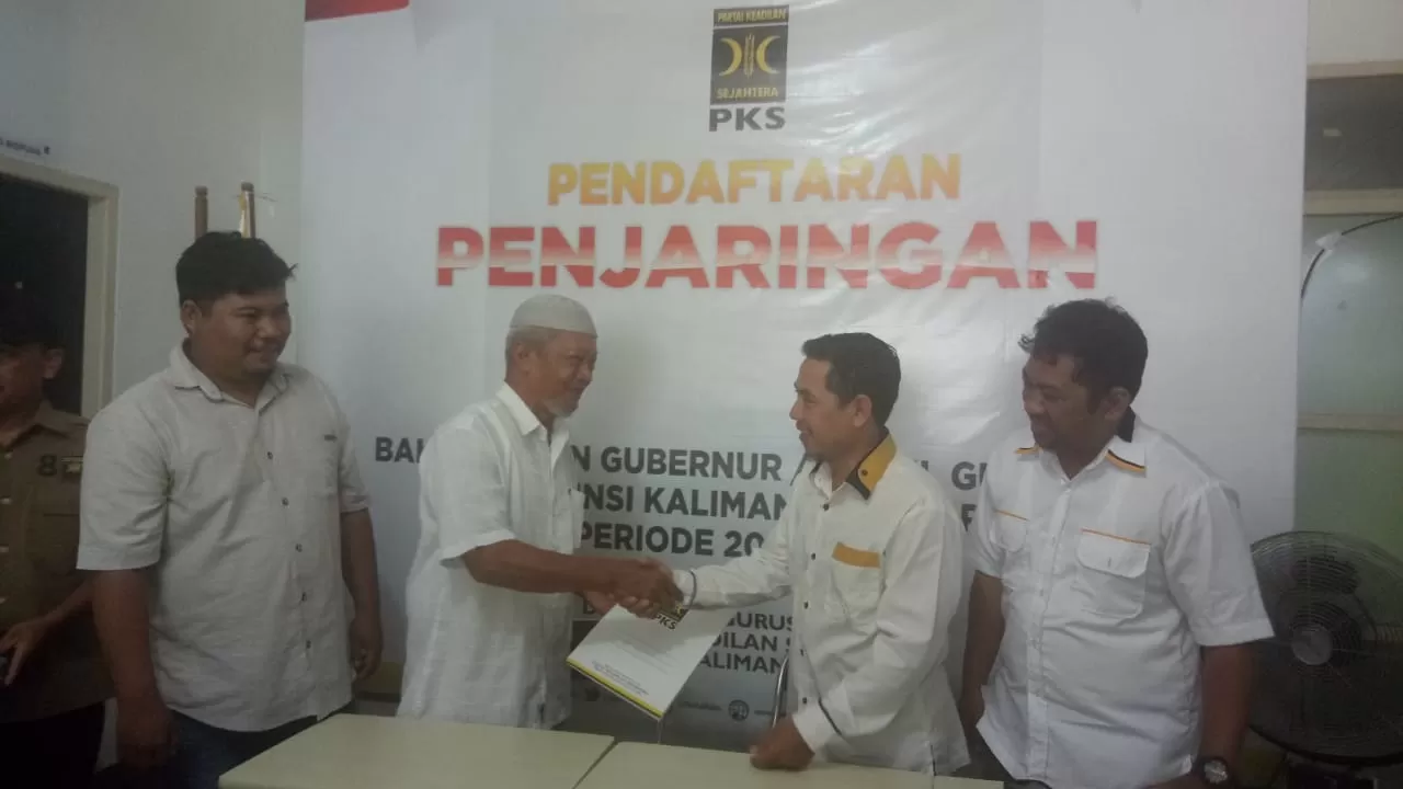BUKTI KESERIUSAN: Perwakilan Irwan Sabri bersalaman dengan tim penjaringan DPW PKS Kaltara usai mengambil formulir, Kamis (20/2).