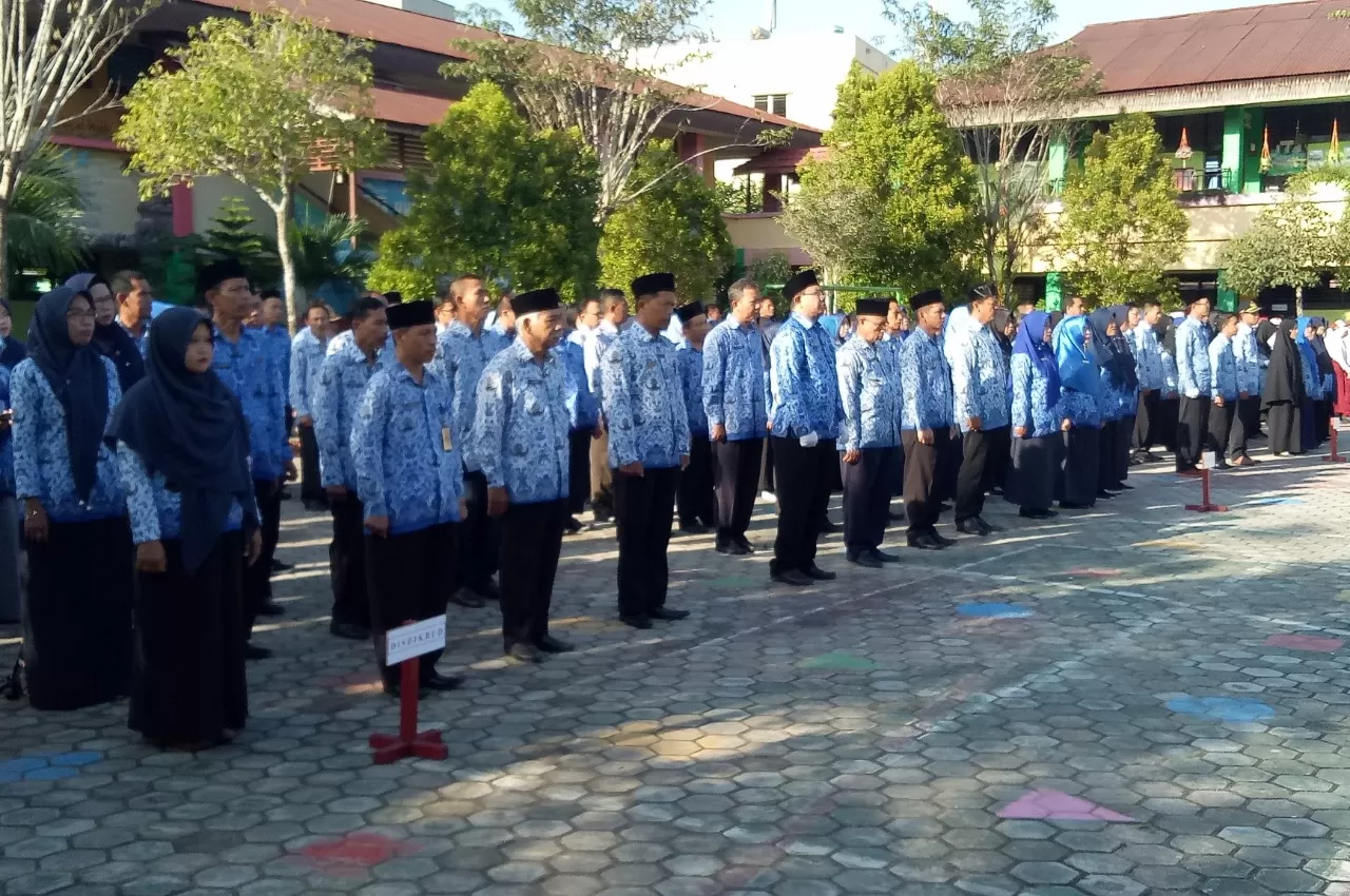 KEKURANGAN PNS: Pegawai di lingkungan Pemkot Tarakan mengikuti upacara di SDN Utama 1, beberapa waktu lalu. Pemkot Tarakan kekurangan 1.400 lebih PNS.