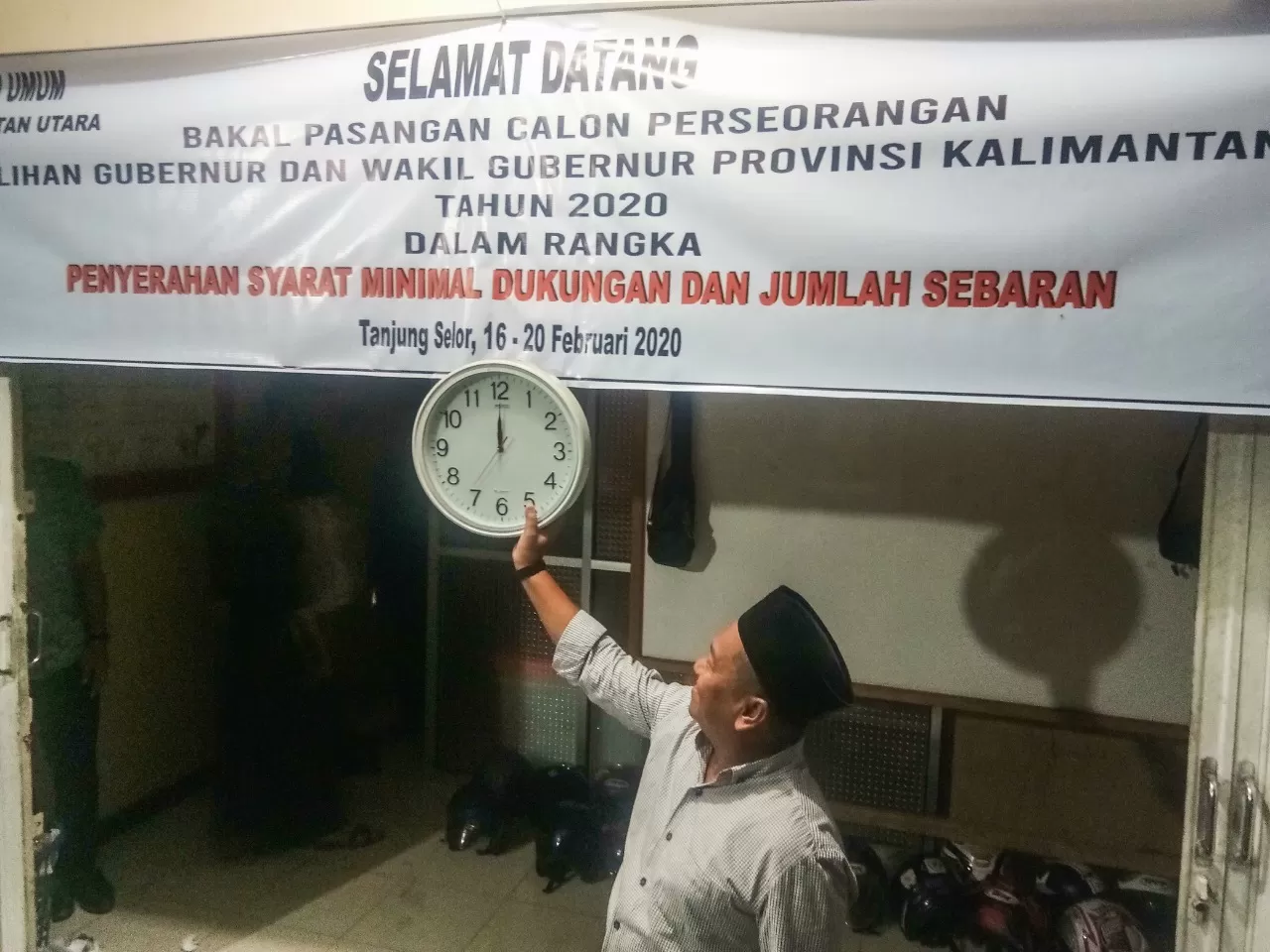 RESMI BERAKHIR : Ketua KPU Kaltara, Suryanata Al-Islami menunjukkan waktu tepat pukul 00.00 Wita, Kamis (20/2) menandakan ditutupnya penyerahan syarat dukungan dan sebaran bagi pasangan calon jalur independen.