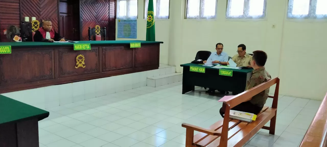 SIDANG TIPIRING: Fredi Alfian saat menjalani persidangan di Pengadilan Negeri Tarakan, Jumat (22/2).