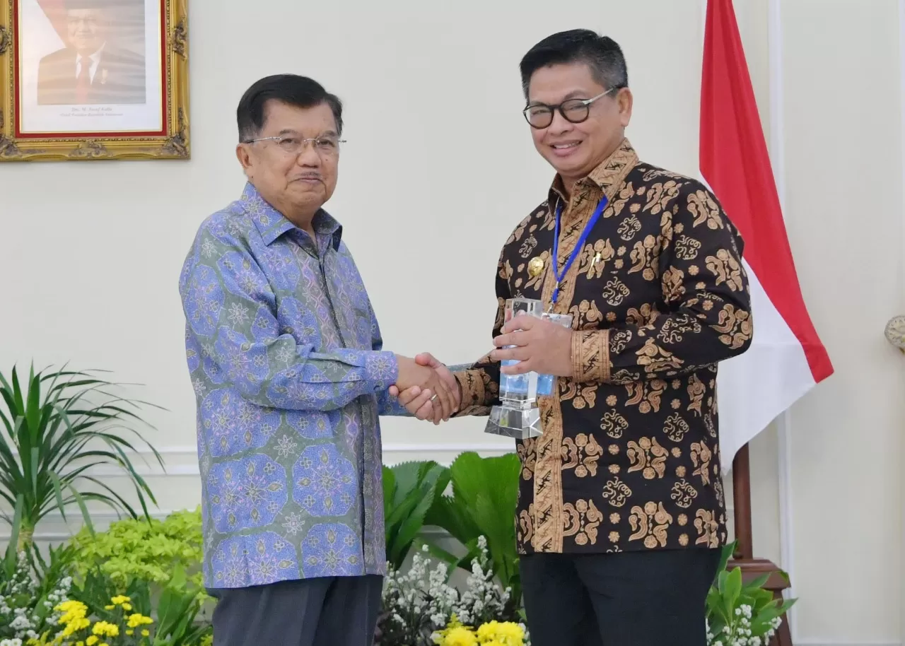 TOP INOVASI: Gubernur Kaltara Dr H Irianto Lambrie saat menerima trofi TOP45 Inovasi dari Wapres RI periode 2014-2019, H Jusuf Kalla, belum lama ini.