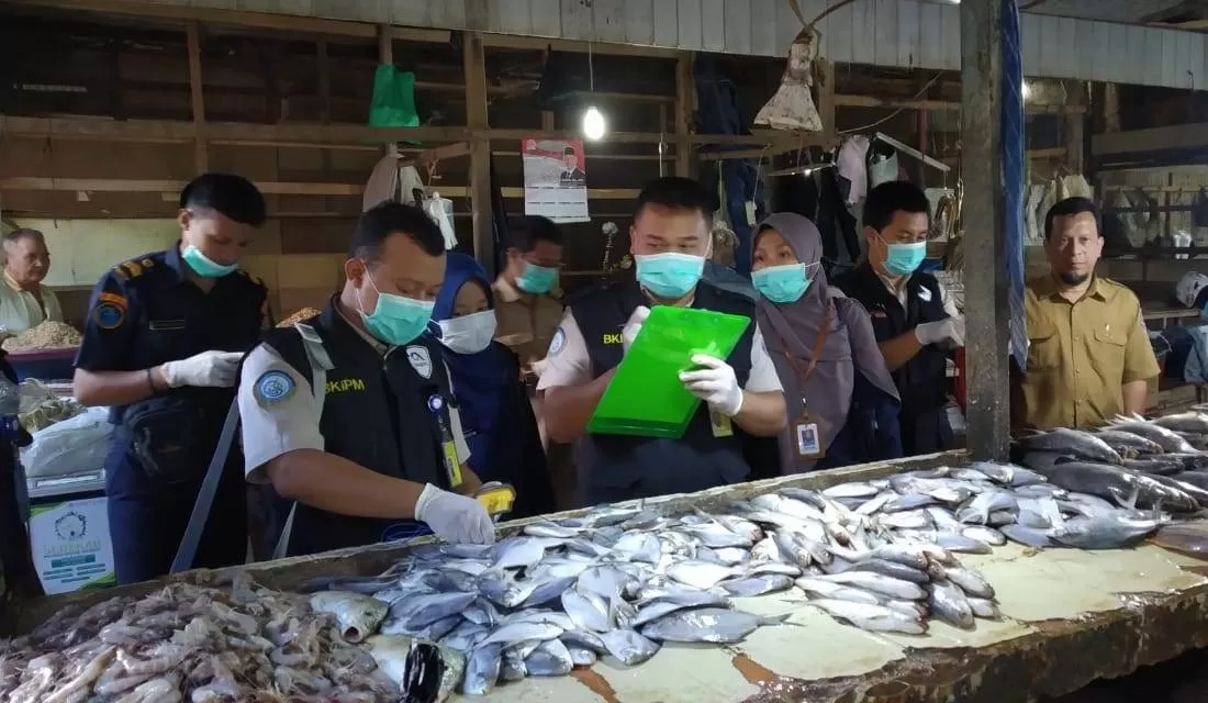 SIDAK: Petugas gabungan melakukan sidak di tiga pasar tradisional yang ada di Tarakan untuk dagangan berupa ikan, Senin (24/2).