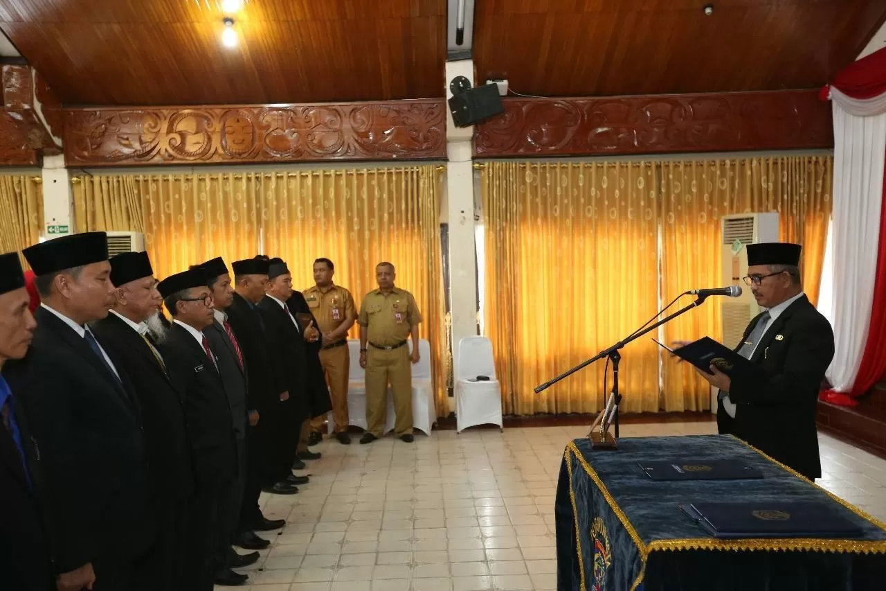 LANTIK PEJABAT: Wali Kota Tarakan Khairul melantik sejumlah pejabat tinggi pratama dan pejabat struktural di lingkungan Pemkot Tarakan, Senin (2/3).