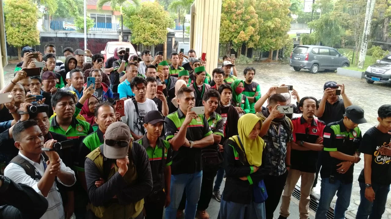 TOLAK OMNIBUS LAW: Aksi massa saat menggelar demo di halaman kantor DPRD Tarakan untuk menolak RUU Omnibus Law, Selasa (3/3).