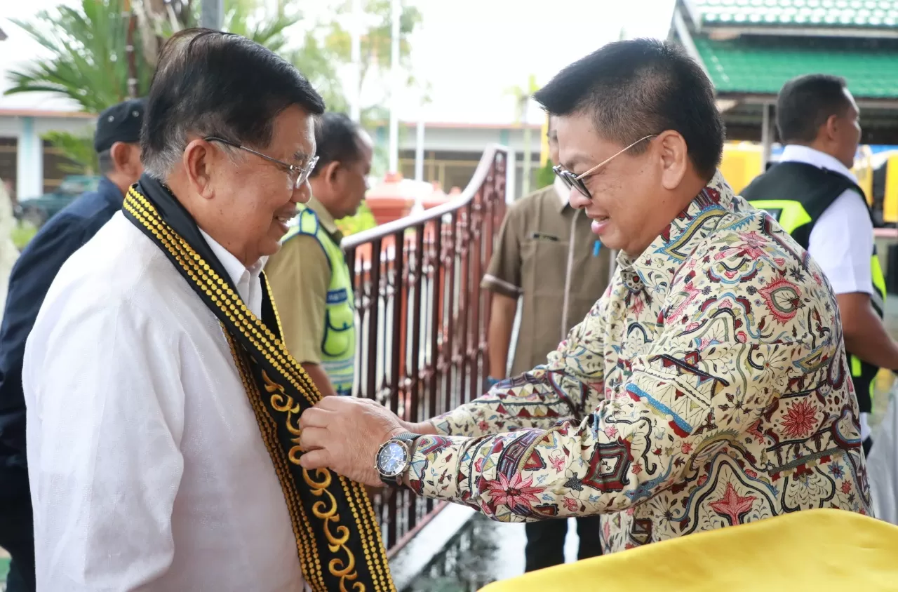 PENYAMBUTAN: Gubernur Kaltara, Dr H Irianto Lambrie saat menyambut kedatangan Wapres ke-10 dan ke-12 RI HM Jusuf Kalla di Ruang VIP Bandara Juwata Tarakan, Selasa (10/3) pagi.