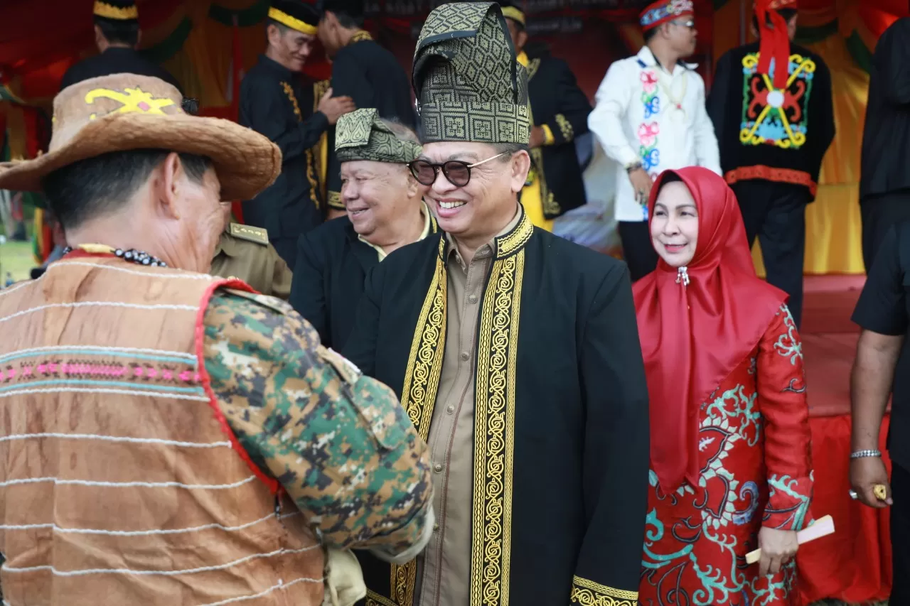 GELAR ADAT: Usai melakukan pentabalan pengurus LATAD Kabupaten Nunukan periode 2020-2024 dan dianugerahi gelar adat Pangeran Agung, Gubernur dan istri menyalami peserta pentabalan, Senin (9/3).