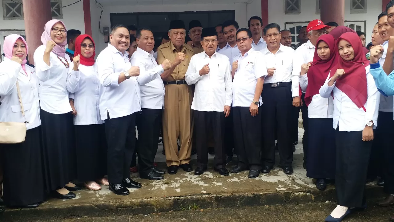 KUNJUNGAN: Mantan Wakil Presiden RI Muhammad Jusuf Kalla foto bersama dengan PMI Kaltara dan Bulungan, Selasa (10/3).