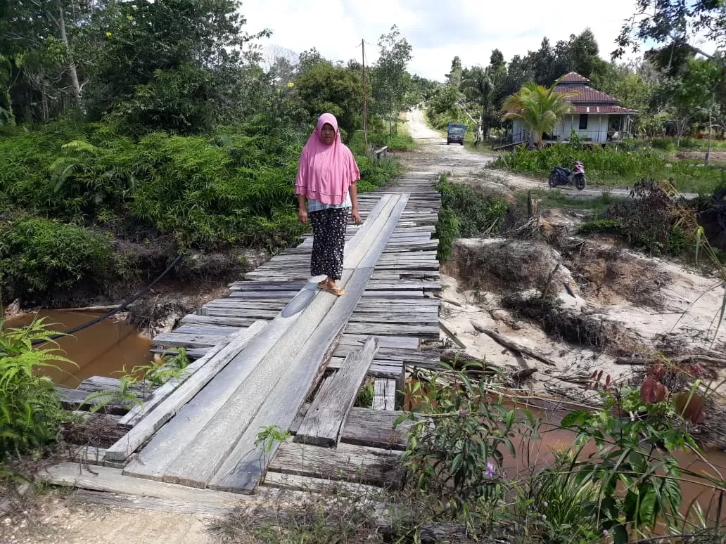 BUTUH JEMBATAN PERMANEN: Warga yang bermukim di SP 6 Desa Apung, mendambakan adanya pembangunan jembatan yang permanen.
