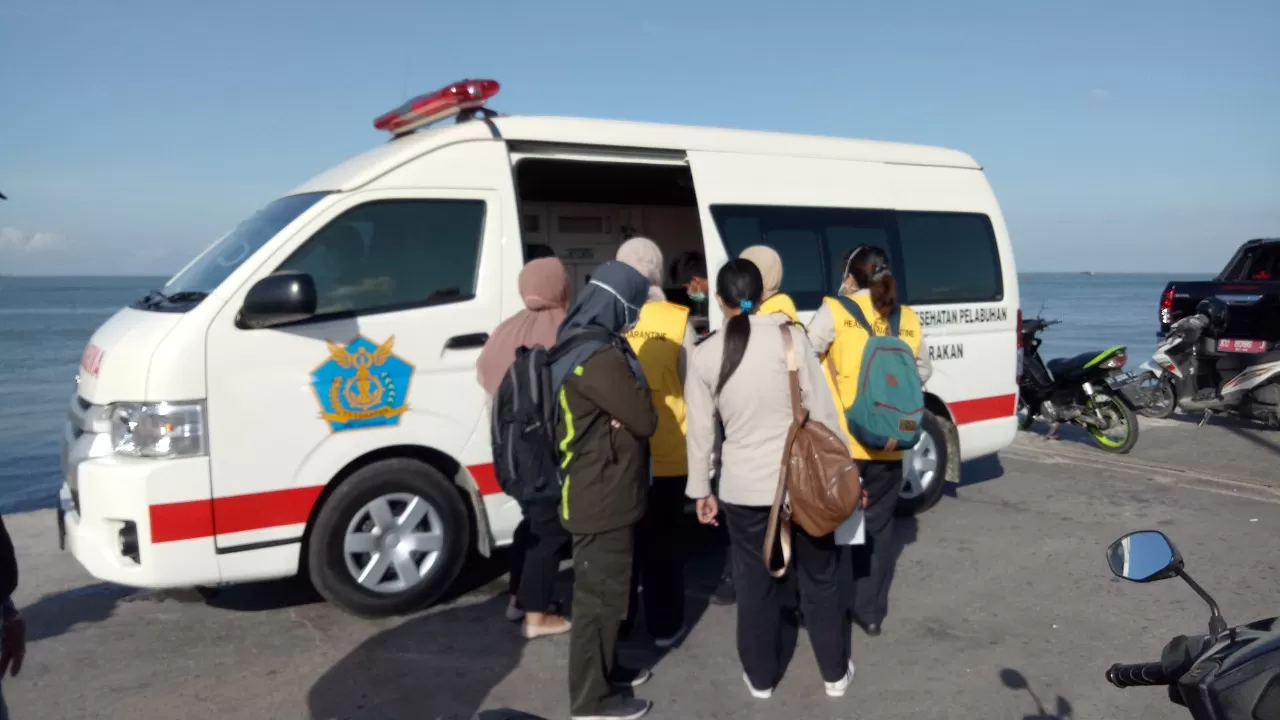 DI RUJUK KE RSUD TARAKAN: Petugas KKP Tarakan menyiapkan ambulance untuk membawa penumpang ke RSUD Tarakan, Senin (16/3).