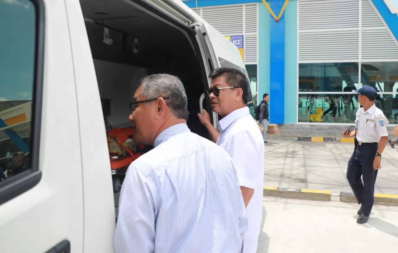 ANTISIPASI CORONA: Gubernur Kaltara, Dr H Irianto Lambrie saat meninjau posko kesehatan pencegahan dan penanganan COVID-19 di Pelabuhan Tengkayu I dan Bandara Juwata Tarakan, Rabu (18/3) siang.