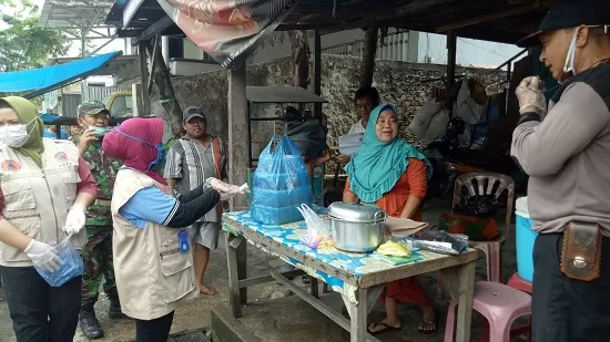 PEDULI: Anggota tim Destana Kelurahan Sebengkok didampingi Bhabinkamtibmas dan Babinsa membagikan hand sanitizer kepada pedagang kaki lima di Kelurahan Sebengkok, Minggu (22/3).