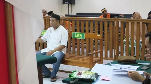 SIDANG SABU: Terdakwa Bagong di kursi pesakitan saat ditanya majelis hakim dalam lanjutan sidang kasus sabu 1,9 kg, Selasa (24/3).SEPTIAN/KPG