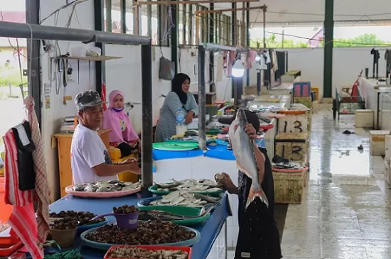SEPI: Meski masih beroperasi, suasana Pasar Induk Tanjung Selor sepi dari pembeli, Selasa (24/3).