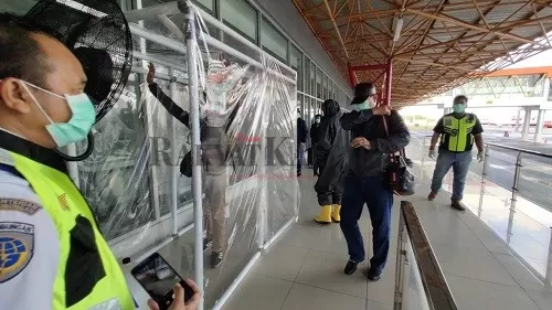 JALUR DEKONTAMINASI: Polda Kaltara berinisiatif membuat jalur dekontaminasi bagi penumpang yang datang di Bandara Internasional Juwata Tarakan, (24/3). SEPTIAN/KPG