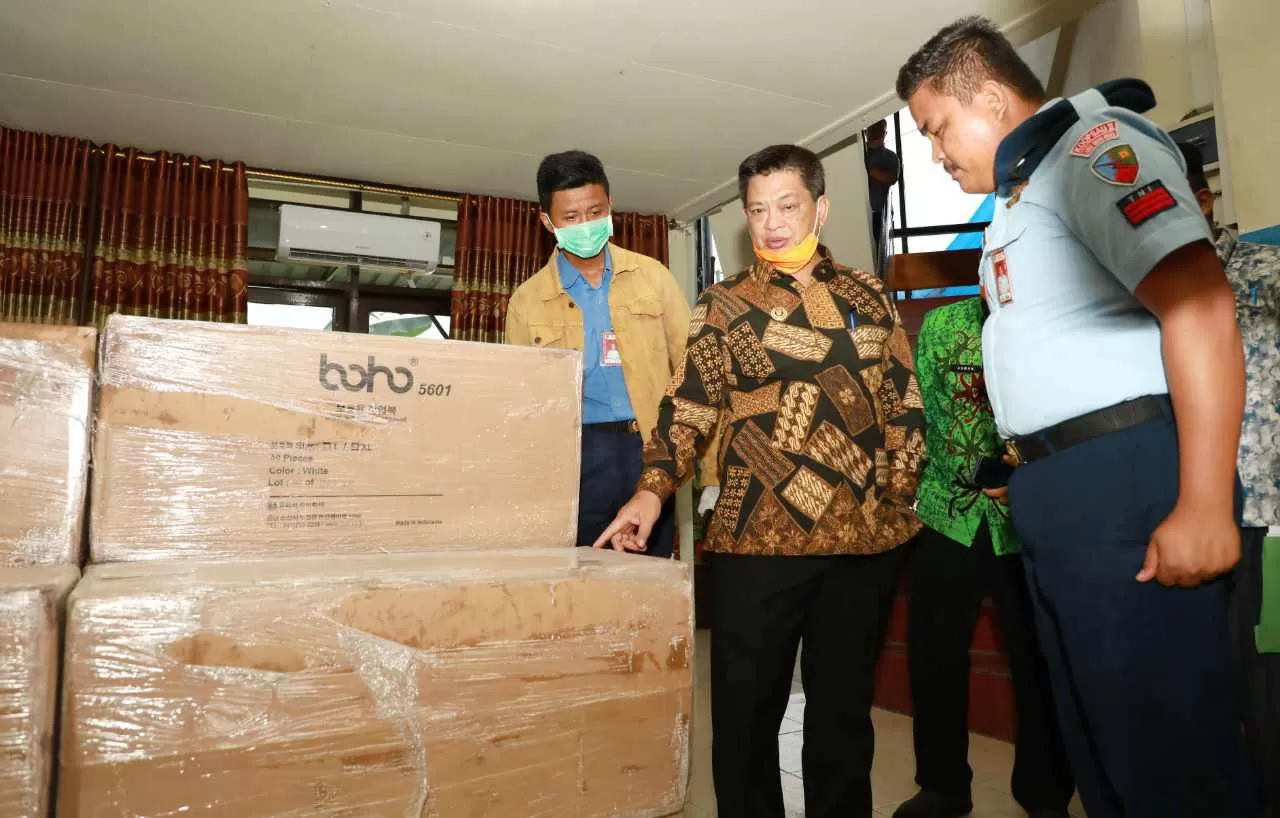 ALAT PELINDUNG DIRI: Gubernur Kaltara, Dr H Irianto Lambrie saat meninjau ribuan set APD yang baru tiba di Tarakan, Kamis (26/3).