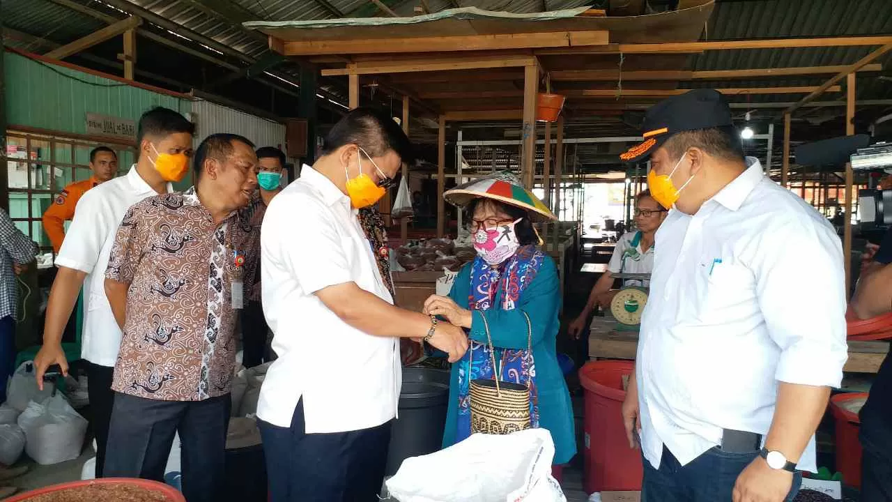 TINJAU PASAR: Gubernur Kaltara Irianto Lambrie melakukan peninjauan harga pangan di Pasar Induk, Tanjung Selor, Jumat (27/3).