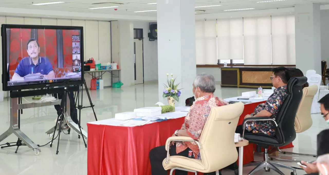 VIDEO CONFERENCE : Gubernur Kaltara, Dr H Irianto Lambrie saat mengikuti rakor bersama Menko Bidang Kemaritiman dan Investasi RI yang dilakukan melalui video conference, Minggu (29/3).