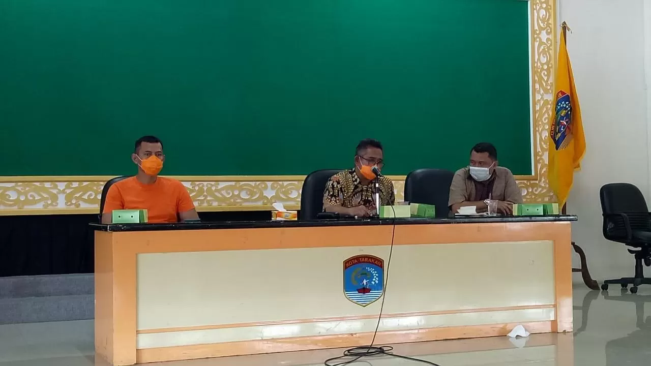 TANGGAP DARURAT BENCANA: Wali Kota Tarakan, Khairul (tengah) menginstruksikan agar pengusaha THM untuk menutup tempat usahanya.