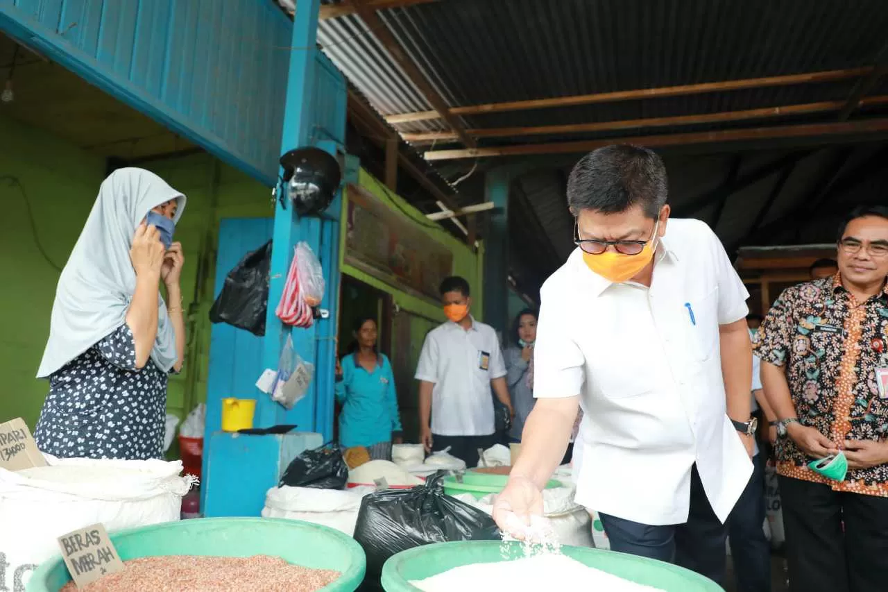 PASTIKAN AMAN : Gubernur Kaltara, Dr H Irianto Lambrie mengecek langsung kondisi Pasar Induk Tanjung Selor, guna memastikan stabilitas pangan.