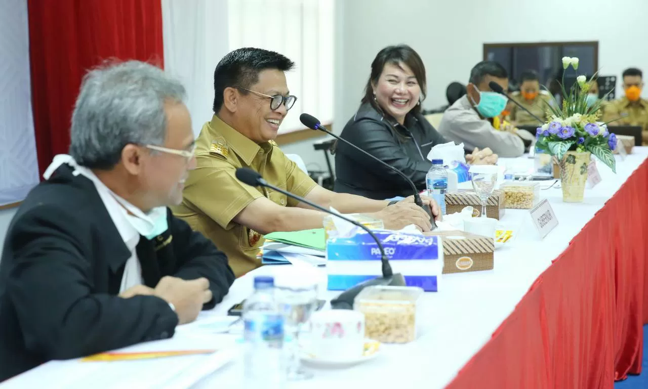 RESPON CEPAT: Gubernur Kaltara, Dr H Irianto Lambrie saat memimpin pertemuan dengan 3 kepala daerah rawan penyebaran COVID-19 di Kaltara, Senin (30/3) pagi.