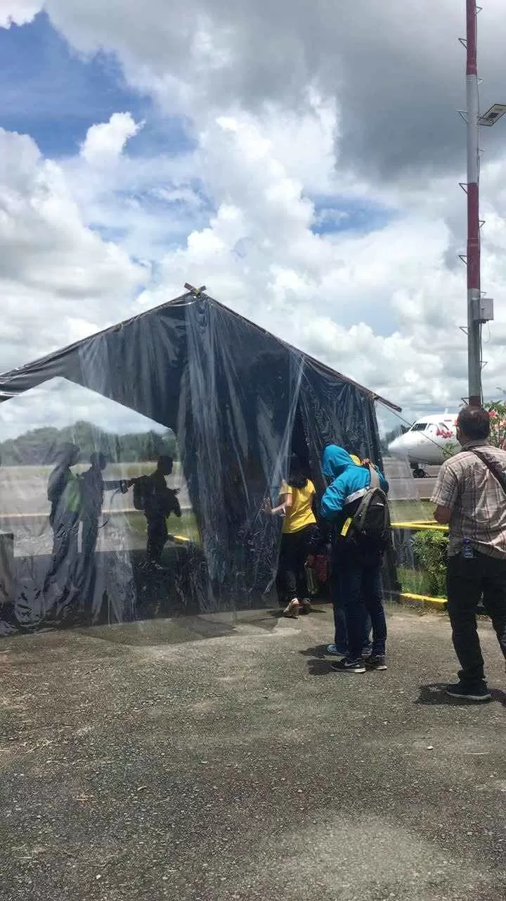 DISINFEKTAN : Setiap penumpang pesawat di Bandara Tanjung Harapan harus melewati bilik disinfektan untuk mengantisipasi penyebaran Covid-19.