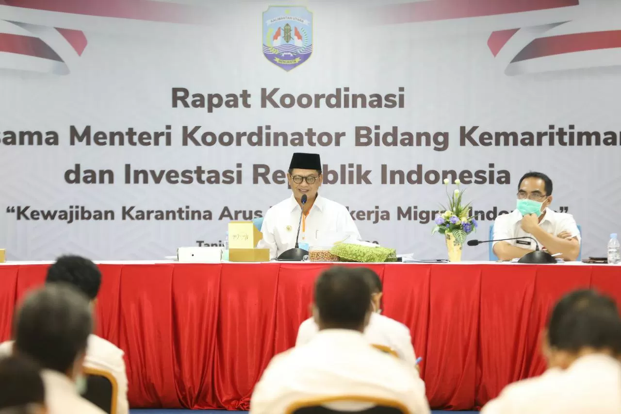 RAPAT STAF: Gubernur Kaltara, Dr H Irianto Lambrie didampingi Sekprov Kaltara H Suriansyah memimpin rapat staf dengan seluruh kepala OPD Pemprov Kaltara, Rabu (1/4) siang.