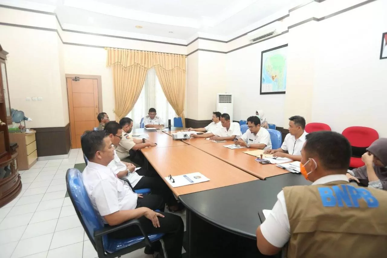 SANKSI DISIPLIN: Wakil Wali Kota Tarakan Effendhi Djuprianto memimpin rapat penjatuhan hukuman disiplin terhadap ASN di Lingkungan Pemkot Tarakan, di Ruang Kerja Wakil Wali Kota, Rabu(1/4).