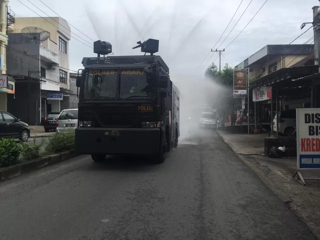 LAWAN COVID-19: Instansi terkait melakukan penyemprotan disinfektan di beberapa ruas jalan di Tarakan, Selasa (31/3).