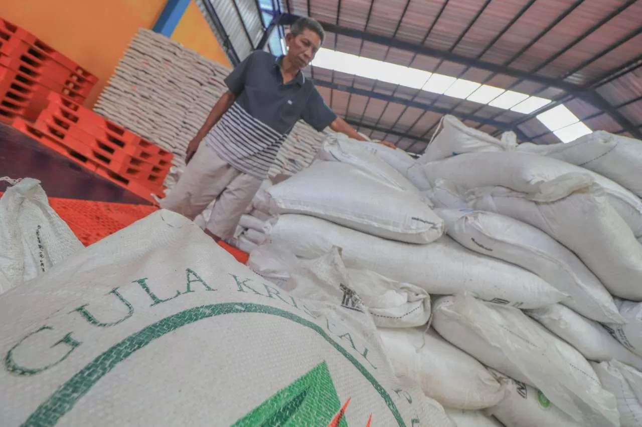 MULAI LANGKA: Ketersediaan gula di Pasar Induk Tanjung Selor langka, bahkan di Bulog pun terjadi kekosongan stok.