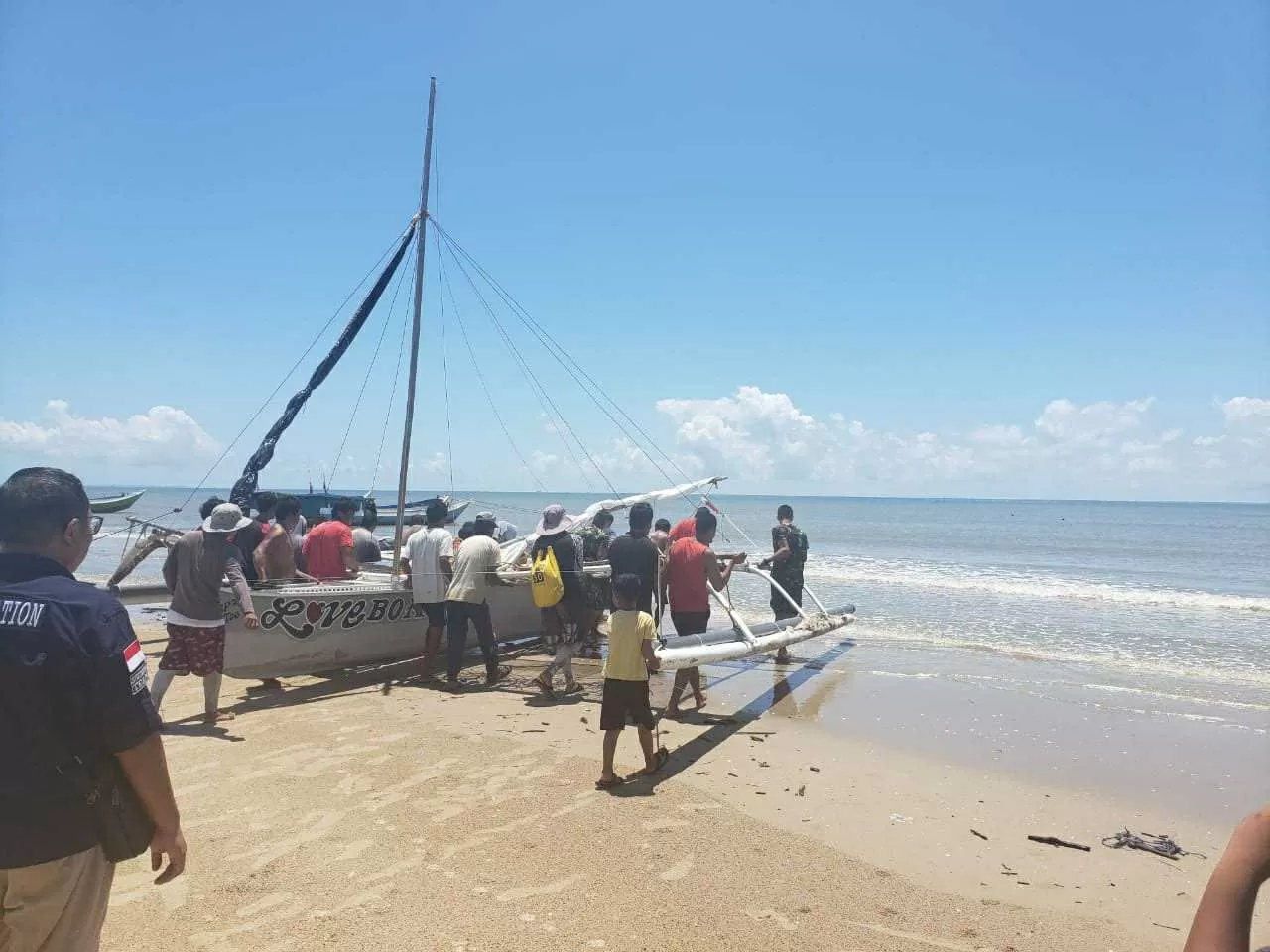 PEMULANGAN: Warga Kelurahan Pantai Amal, Tarakan Timur membantu mendorong perahu milik dua WNA yang segera pulang ke Filipina, Jumat (3/4).