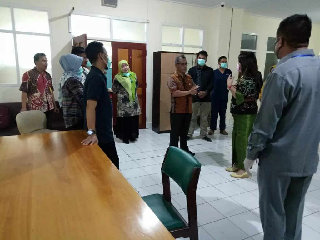 BERI DUKUNGAN: Anggota DPRD Kaltara berbincang dengan manajemen dan petugas medis RSUD Tarakan, Jumat (3/4).