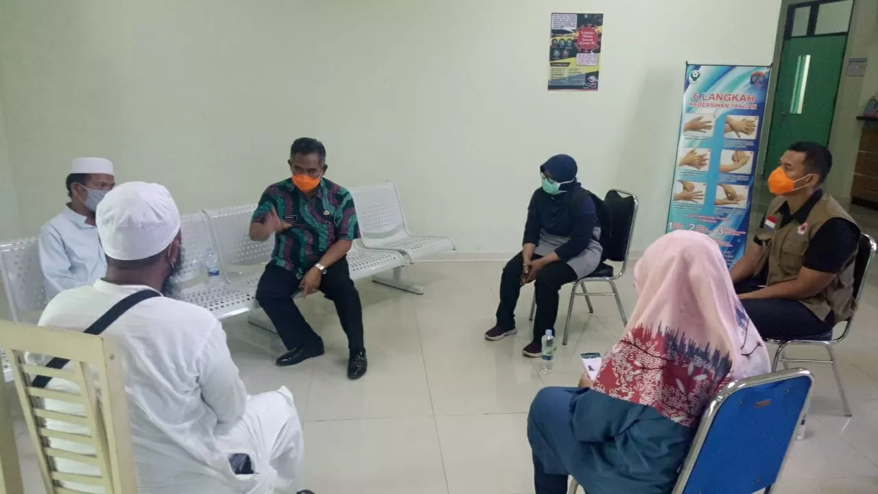 PANTAU KONDISI ODP: Wali Kota Tarakan Khairul berbincang dengan jamaah tabligh akbar yang diisolasi di RSUKT, Jumat (3/4).