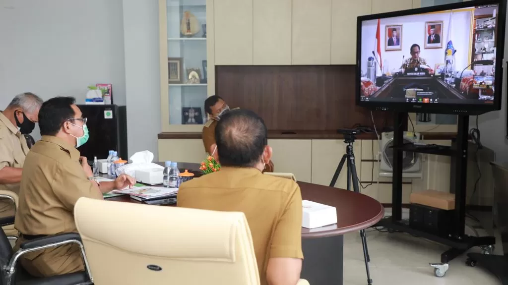 VICON: Sekprov Kaltara, H Suriansyah bersama beberapa kepala OPD Pemprov Kaltara mengikuti video conference terkait Covid-19 yang dipimpin langsung oleh Mendagri Tito Karnavian, Selasa (7/4).