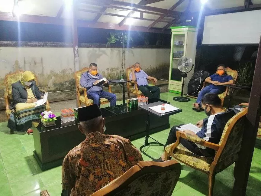 BAHAS BANSOS: Wali Kota Tarakan, Khairul memimpin rapat bersama dengan Sekda, Asisten, Dinas dan jajaran terkait di Rumah Dinas Wali Kota pada Sabtu (11/4) malam.
