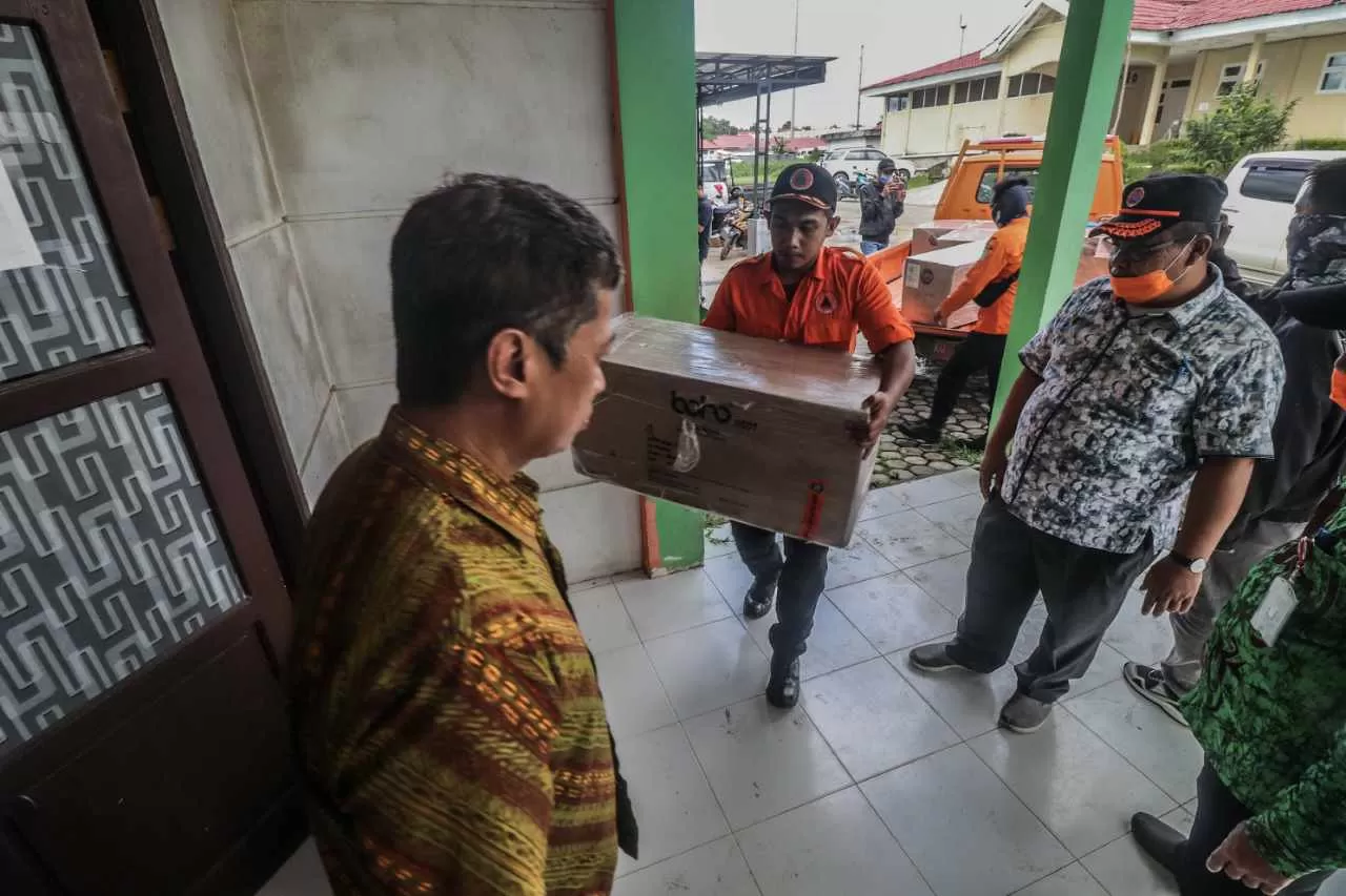 PENYERAHAN APD: BPBD Provinsi Kaltara saat menyerahkan bantuan APD kepada pihak rumah sakit umum Tanjung Selor, beberapa waktu lalu.