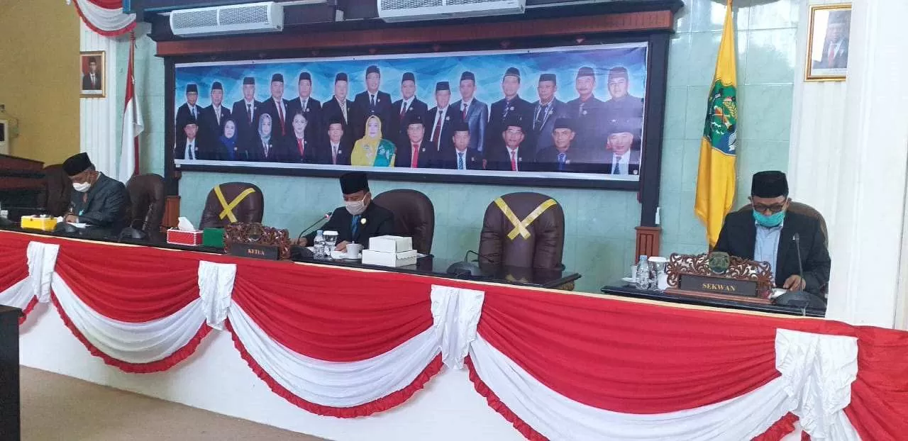 PARIPURNA: Ketua DPRD Bulungan, Kilat (tengah) saat memimpin rapat paripurna terkait Raperda Tahun 2019, Senin (13/4) lalu.