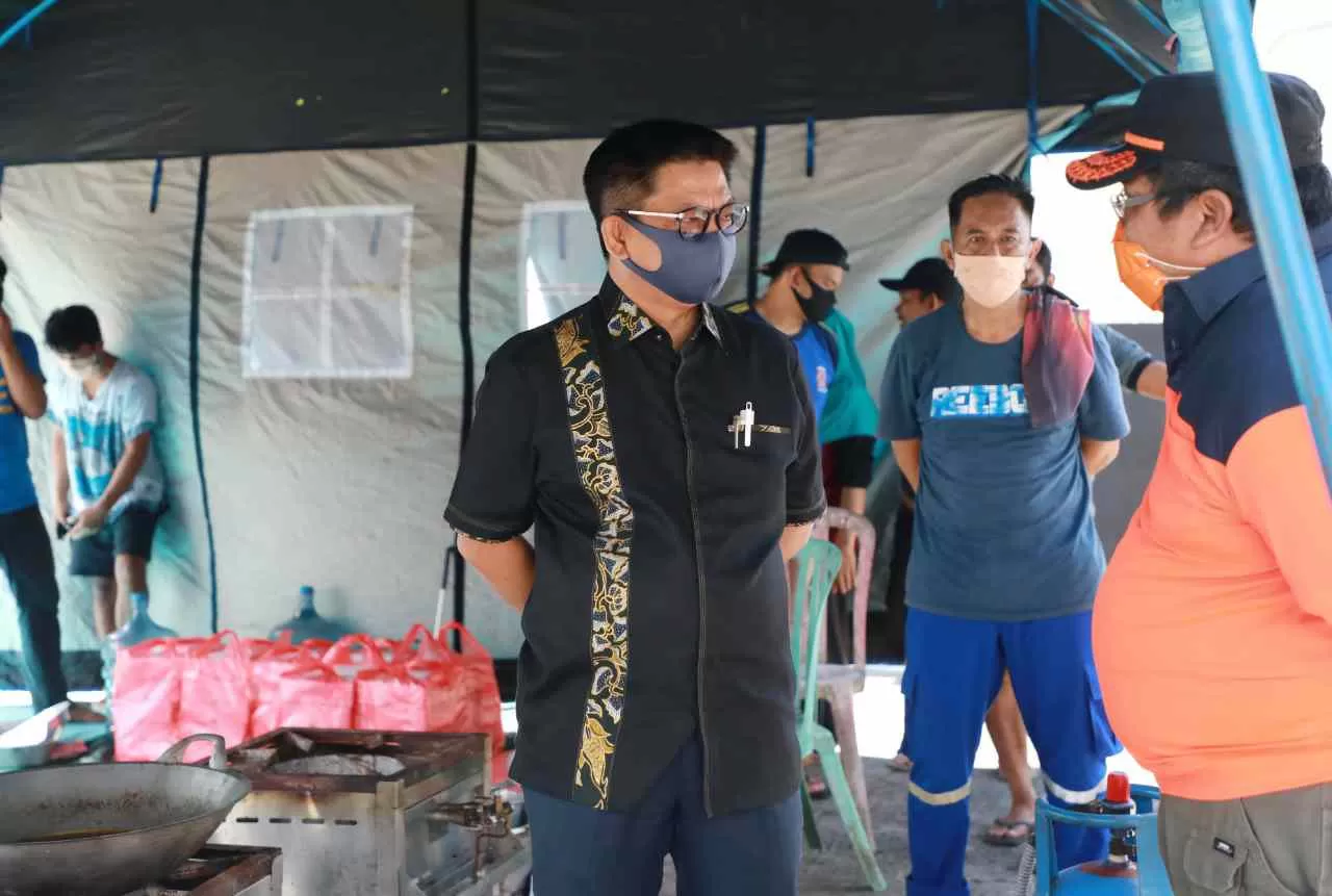 DAPUR UMUM: Gubernur Kaltara, Dr H Irianto Lambrie saat meninjau kesiapan dapur umum di Area Markas Kodim 0903 Tanjung Selor, Sabtu (2/5) sore.