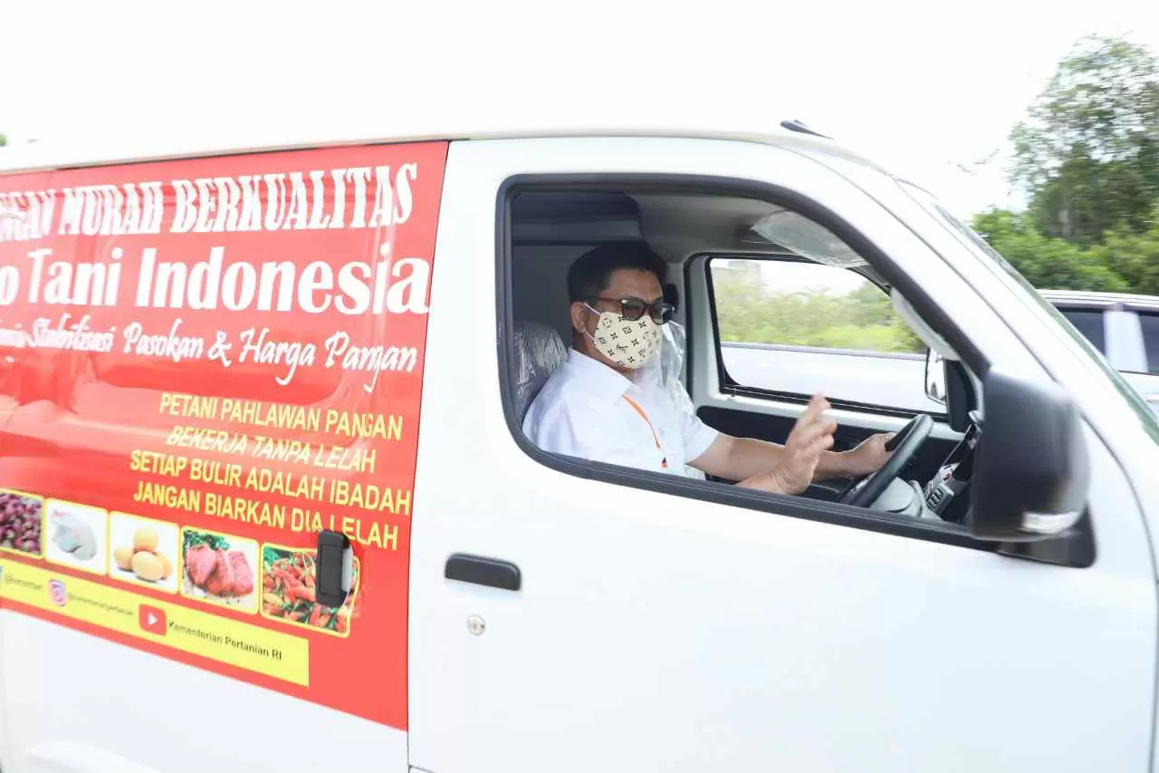 BANTU PETANI: Gubernur Kaltara Dr H Irianto Lambrie menjajal mobil operasional Toko Tani Indonesia Center Kaltara di Jalanan belakang Pasar Induk, Tanjung Selor.
