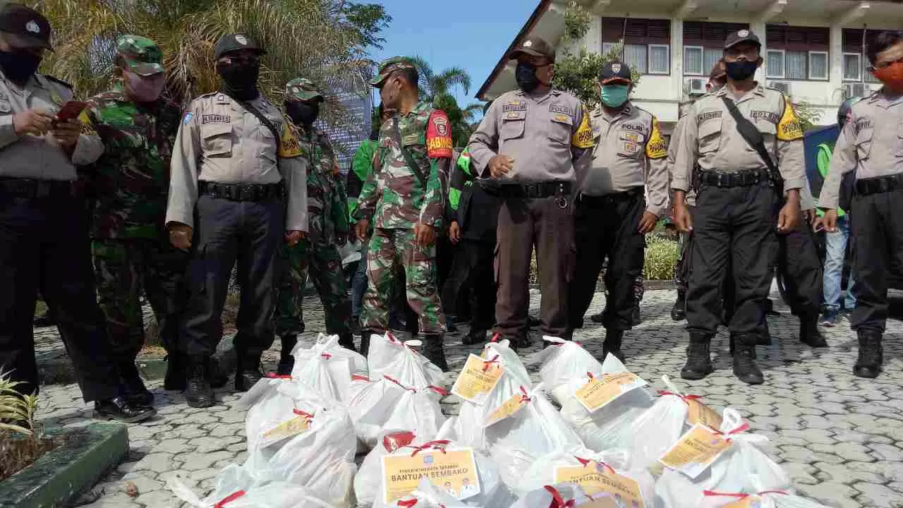 SALURKAN BANSOS: Personel TNI/Polri bersiap mengantarkan paket kebutuhan pokok bantuan Pemkot Tarakan bagi warga terdampak Covid-19.