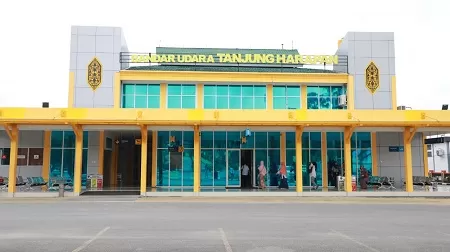 SUSUT PENUMPANG: Aktivitas salah satu terminal keberangkatan transportasi udara di Tanjung Selor berkurang karena imbas Covid-19. Terlihat kondisi bandara saat ini sepi aktivitas operasional.
