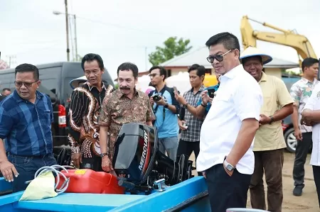 BANTUAN NELAYAN: Gubernur Kaltara, Dr H Irianto Lambrie saat meninjau bantuan bagi nelayan yang disalurkan tahun lalu.