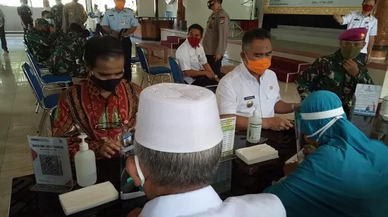 SALURKAN ZAKAT: Forkopimda menyalurkan zakat ke Baznas Tarakan di ruang Lubung Kantor Wali Kota Tarakan, Rabu (13/5).