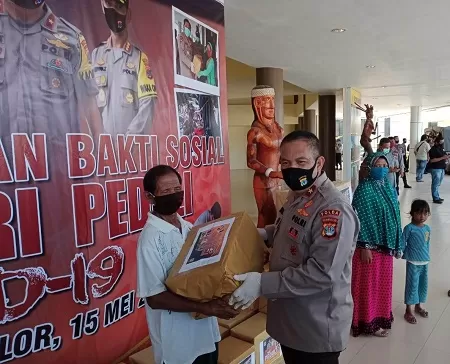 BERBAGI SESAMA: Kapolda Kaltara Brigjen Indrajit (kanan) menyerahkan paket sembako kepada warga terdampak pandemi Covid-19, Jumat (15/5).