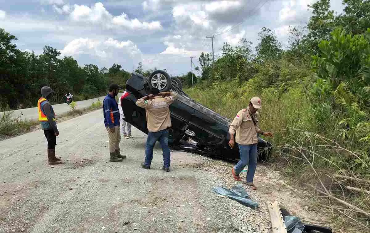 LAKA TUNGGAL: Mobil dinas Humprov Kaltara yang mengalami kecelakan lalulintas di Jalan Poros menuju Pelabuhan Fery Ancam, Desa Ardi Mulyo Tanjung Palas Utara, Senin (18/5).
